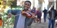 Salatiel Pereira, 18 anos, toca viola na Rua dos Andradas, em Porto Alegre, para conseguir alcançar seus sonhos.