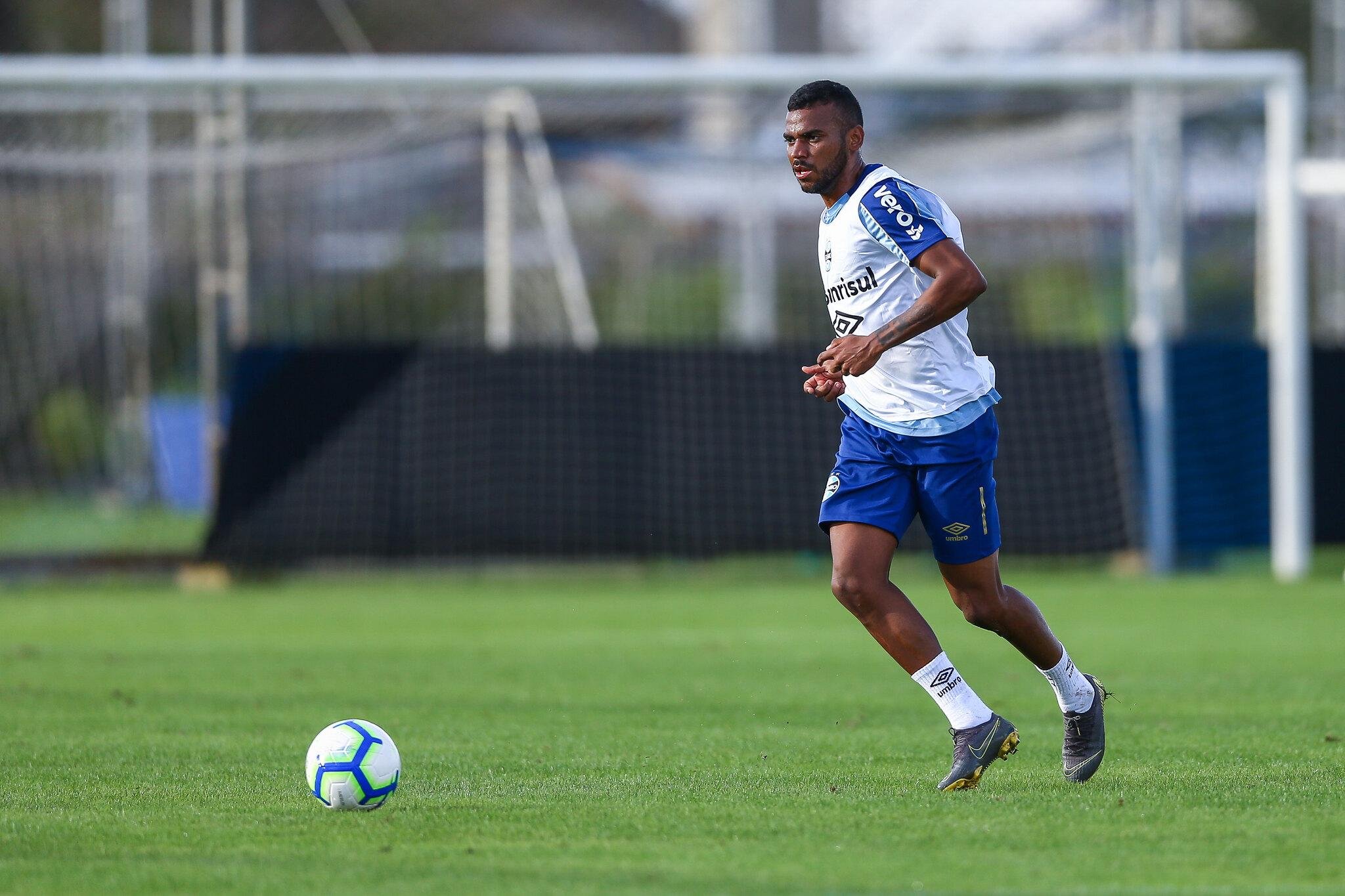 Lateral quer Gr&ecirc;mio com a mesma postura diante do Libertad