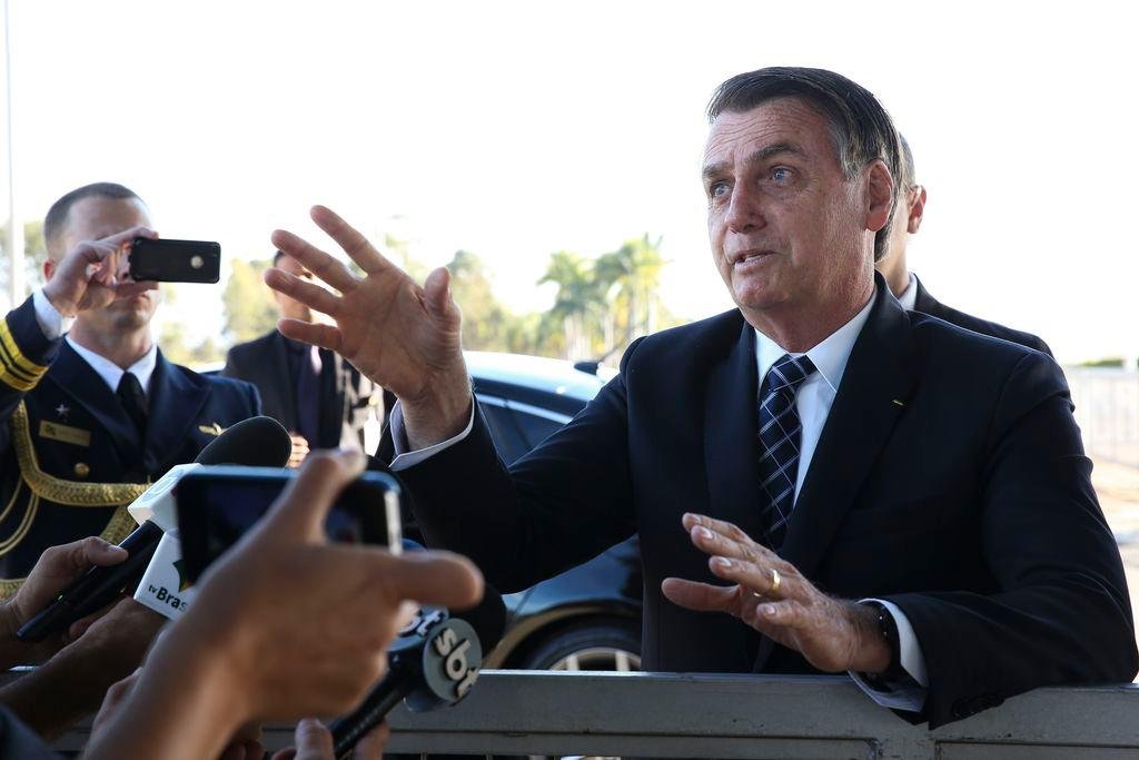 Bolsonaro tamb&eacute;m afirmou que a C&acirc;mara e o Senado "v&ecirc;m dando contribui&ccedil;&atilde;o"
