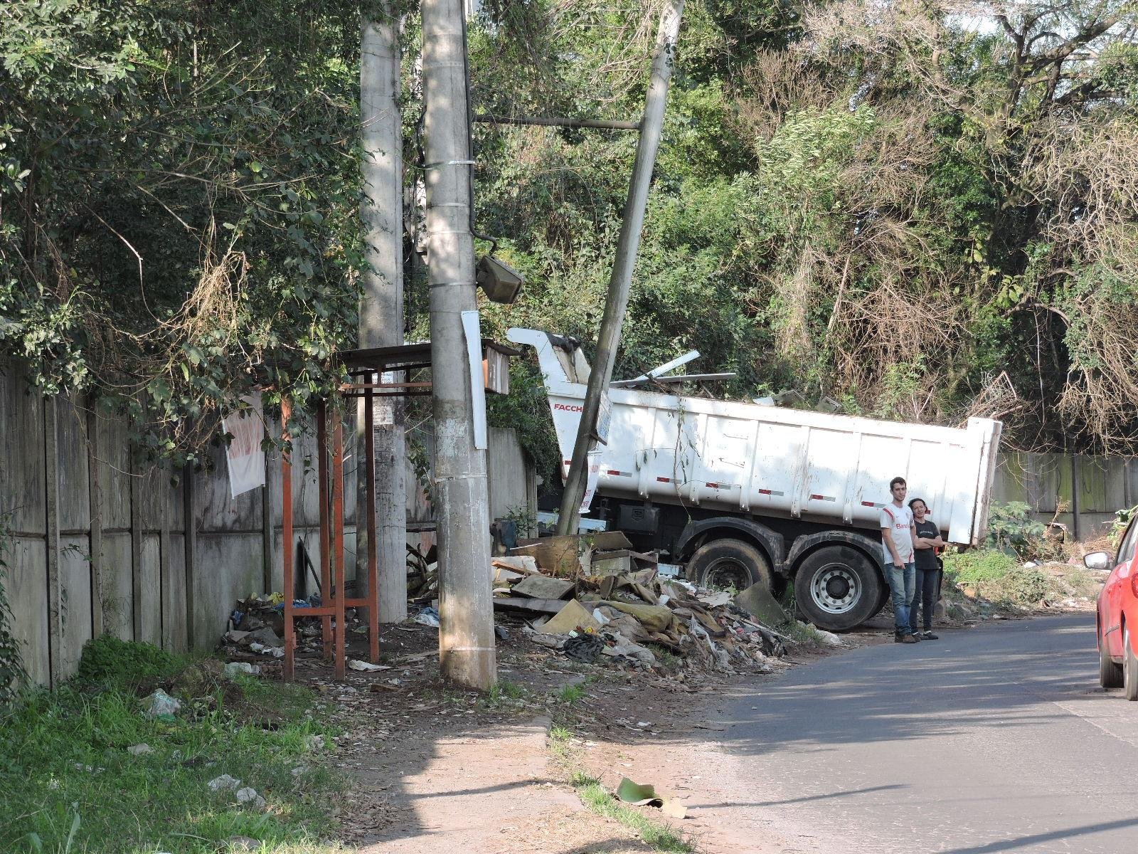 Pedestres precisam andar pela rua para chegar at&eacute; a parada de &ocirc;nibus