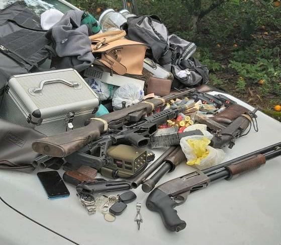 Armas, miguelitos, muni&ccedil;&otilde;es e dinheiro foram apreendidos com os criminosos em Paverama