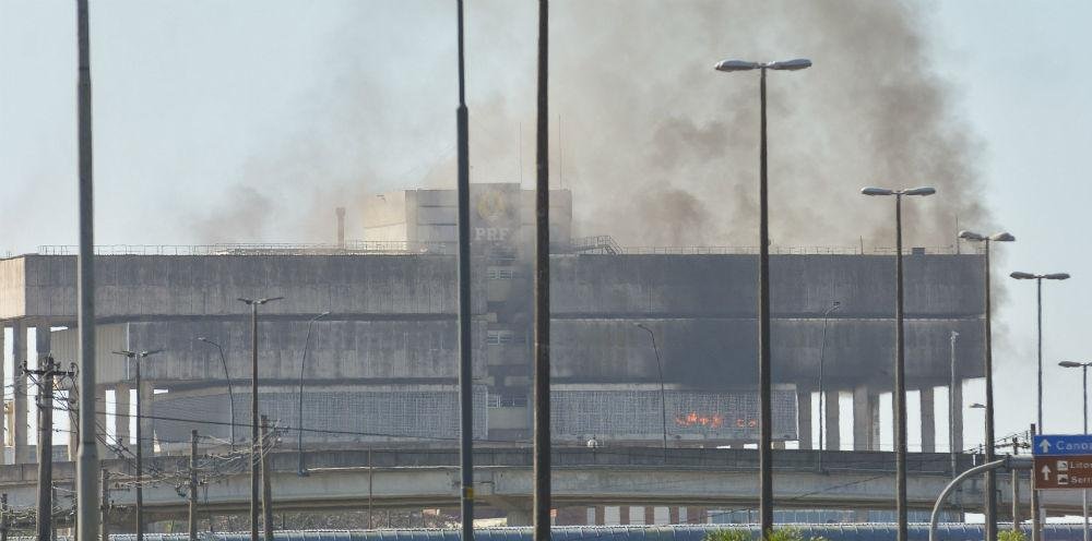 Quatro caminh&otilde;es do Corpo de Bombeiros tentam debelar as chamas na sede da PRF