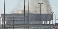 Quatro caminhões do Corpo de Bombeiros tentam debelar as chamas na sede da PRF