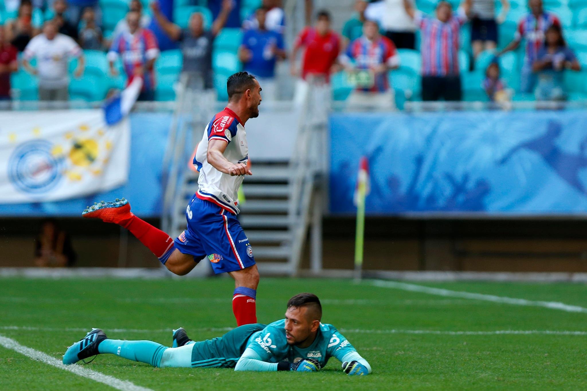 Gilberto marcou tr&ecirc;s vezes e Bahia goleou o Flamengo
