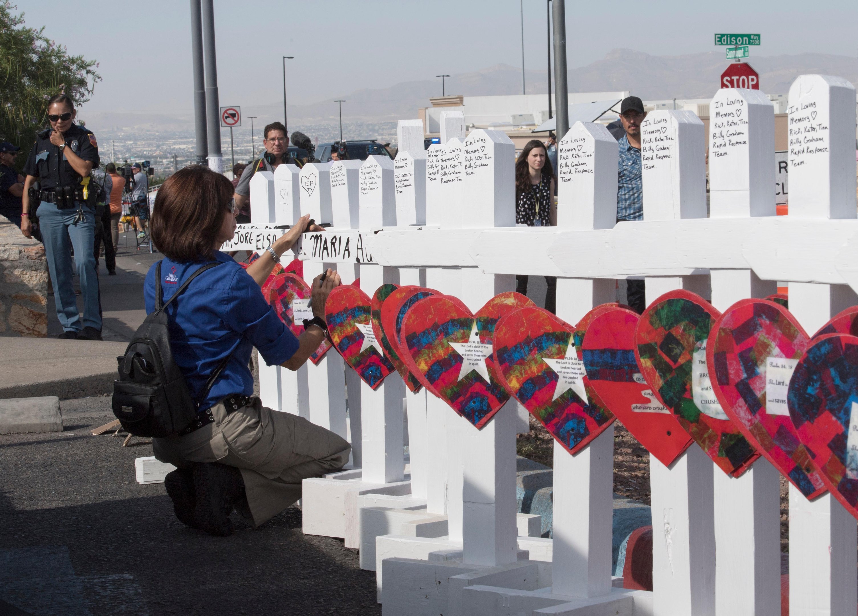 Membros do grupo "Crosses for Losses" chegam ao local com cruzamentos para cada v&iacute;tima, ap&oacute;s o tiroteio que deixou 21 pessoas mortas no shopping center Cielo Vista Mall