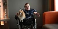 Frederick Brennan se locomove de cadeira de rodas e desde 2014 se mudou para Filipinas para ter acesso a um tratamento médico mais barato