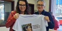 Taline Oppitz e Juremir Machado exibem camisa da campanha