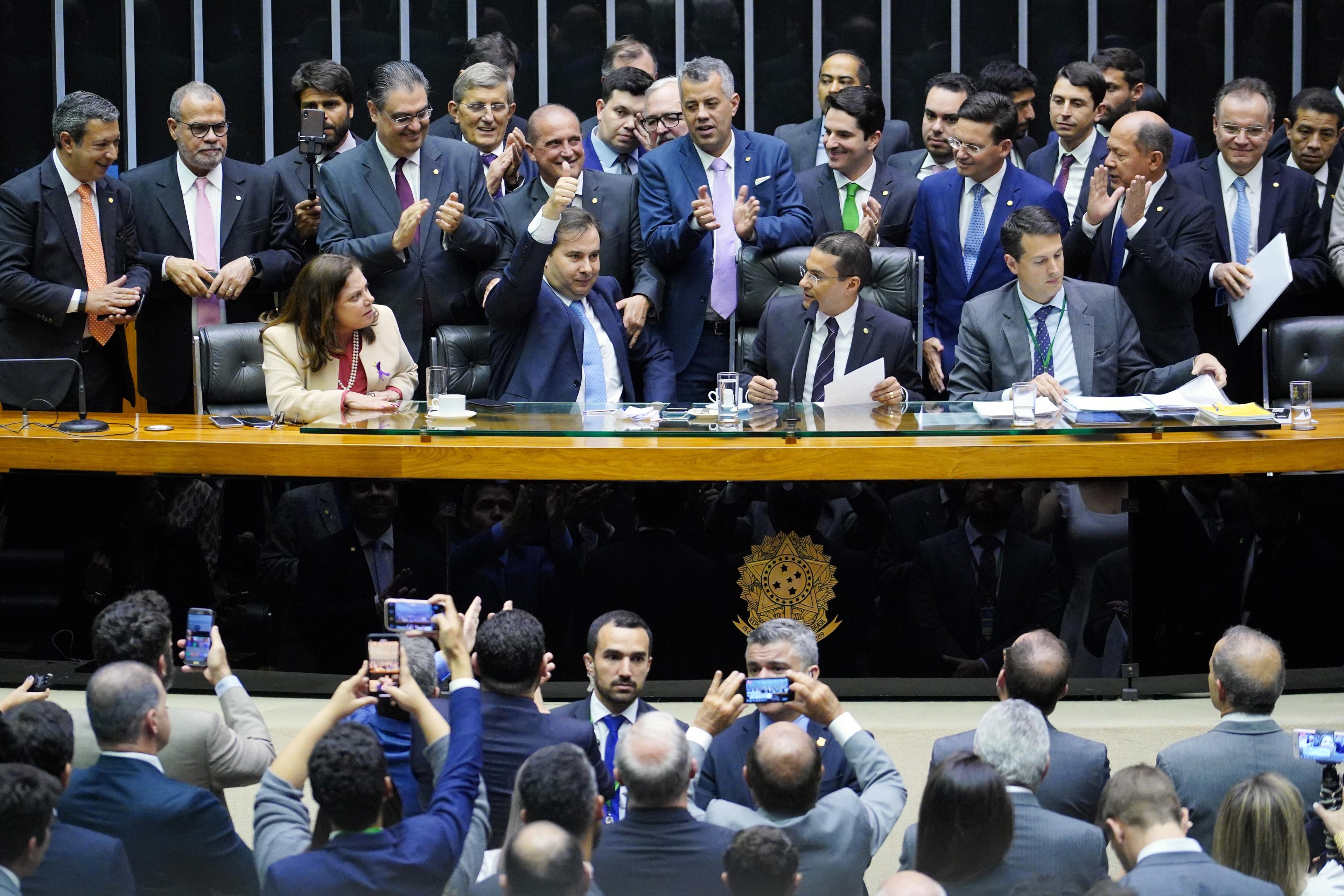 Parlamentares alinhados &agrave; reforma comemoram no Plen&aacute;rio