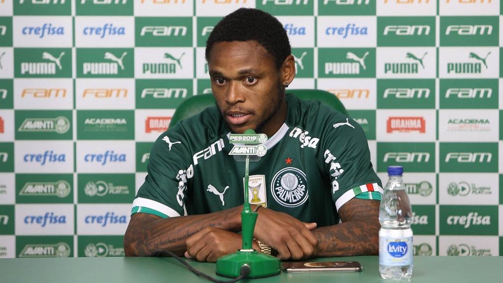 Jogador foi apresentado na Academia de Futebol do Palmeiras nesta quinta-feira