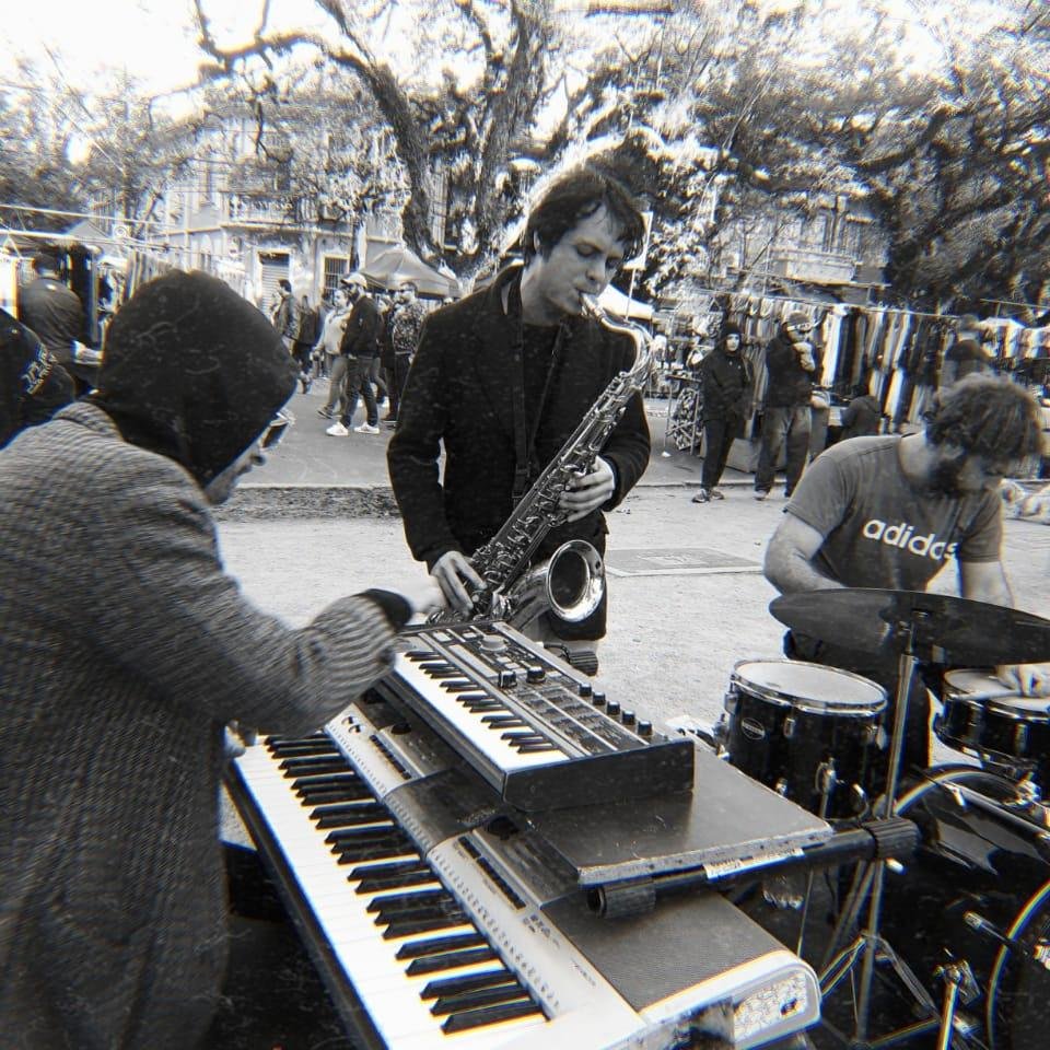 Trio se destaca pelo improviso e interatividade