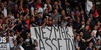 Neymar foi alvo de protestos da torcida do PSG neste domingo