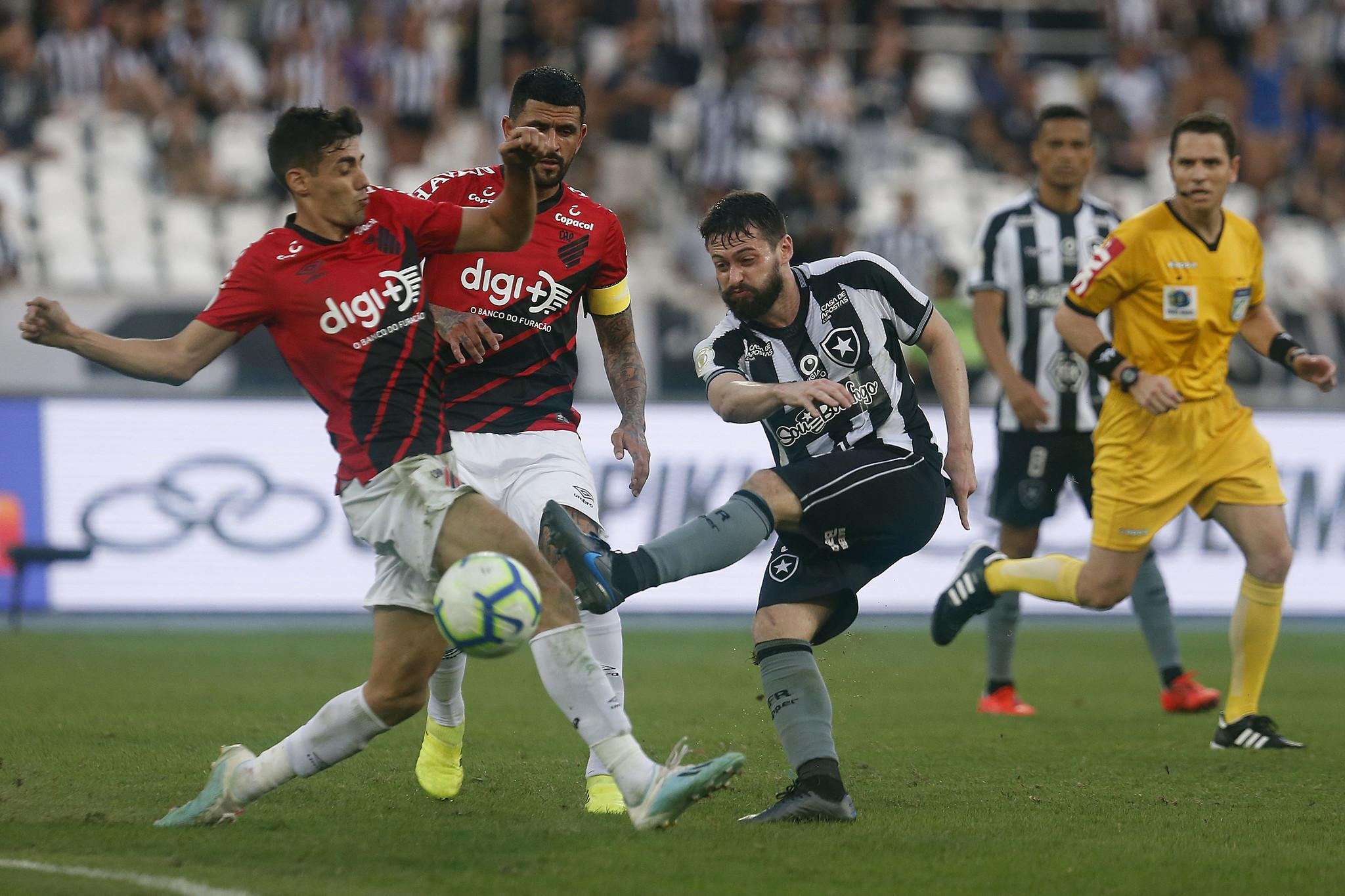 Botafogo saiu atr&aacute;s, mas virou sobre o Athletico-PR e venceu por 2 a 1