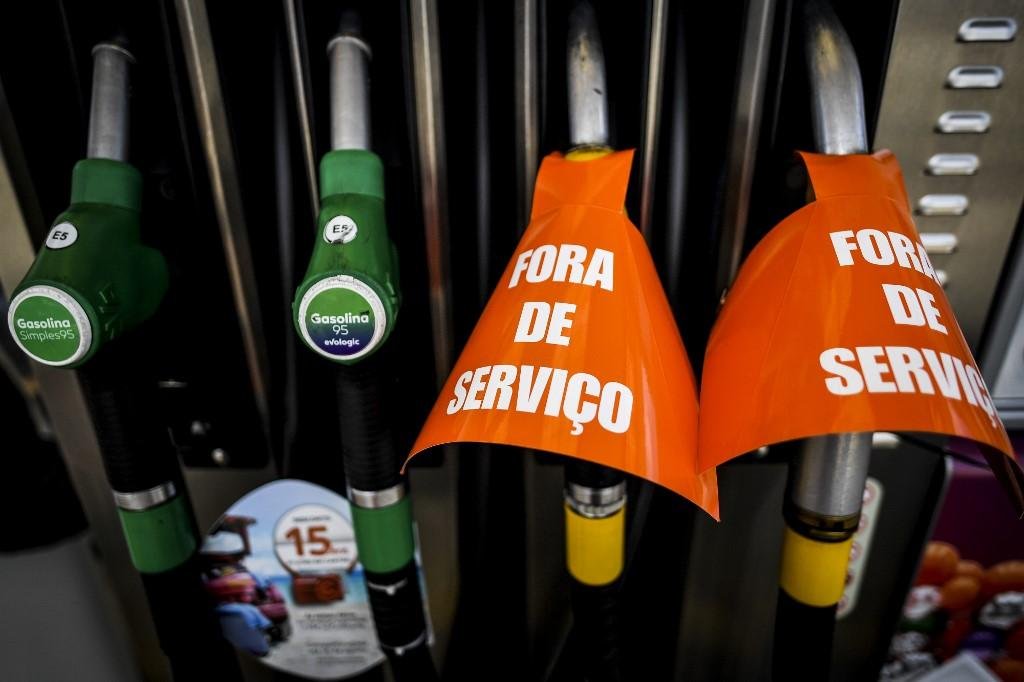 Sindicatos em greve exigem aumentos salariais