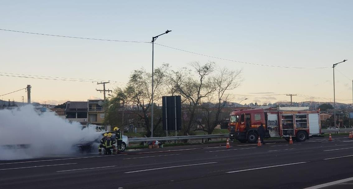 Bombeiros atenderam a ocorr&ecirc;ncia na freeway, no sentido Capital-Interior