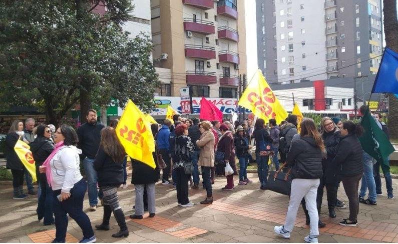 Protesto reuniu professores no Centro de Passo Fundo