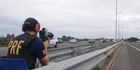 Agente realiza monitoramento de velocidade na Freeway