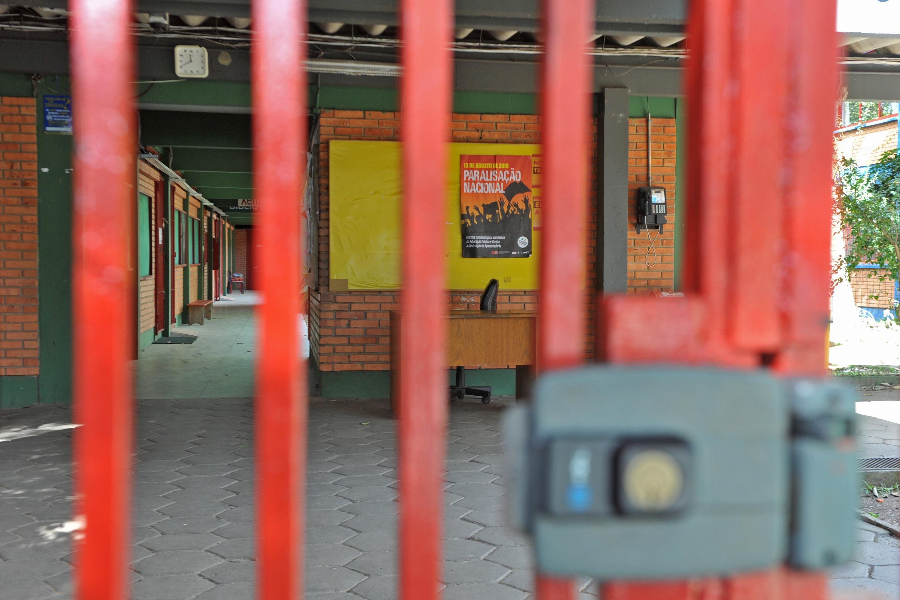 Classe reclama de 44 meses de sal&aacute;rios atrasados, cinco anos sem reajuste, amea&ccedil;as ao Plano de Carreira e &agrave; Previd&ecirc;ncia, falta de professores e funcion&aacute;rios nas escolas