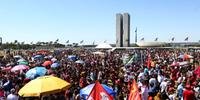Profissionais da educação, estudantes, sindicalistas e ativistas ocuparam a Esplanada dos Ministérios em Brasília