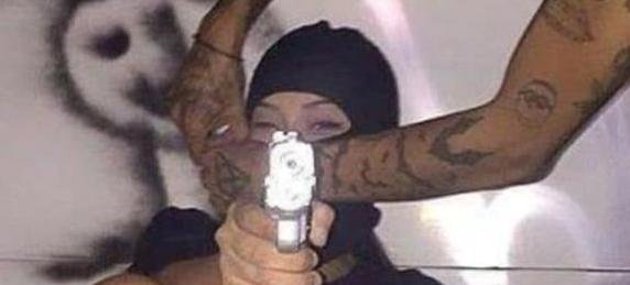 Nas redes sociais, a mulher presa exibia armamento e fazia amea&ccedil;as