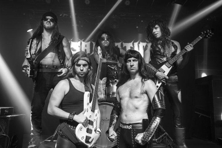 Banda apresenta novo single, &ldquo;MotorMetal&rdquo;, e cl&aacute;ssicos como &ldquo;Evil Papagali&rdquo;, &ldquo;Metal is the Law&rdquo; e &ldquo;The Mummy&rdquo;