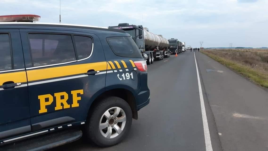 Trecho da rodovia foi bloqueado nos dois sentidos sob risco de contamina&ccedil;&atilde;o