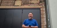 Ai Weiwei se sente impotente por apoiar o movimento, a milhares de quilômetros de distância, pelo smartphone