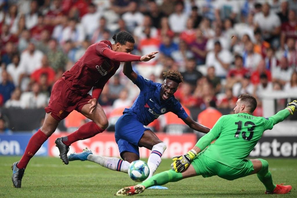 Torcedor do Liverpool invadiu o gramado na comemora&ccedil;&atilde;o da Supercopa da Europa, deu um "carrinho" na dire&ccedil;&atilde;o dos jogadores e acertou o tornozelo do goleiro espanhol