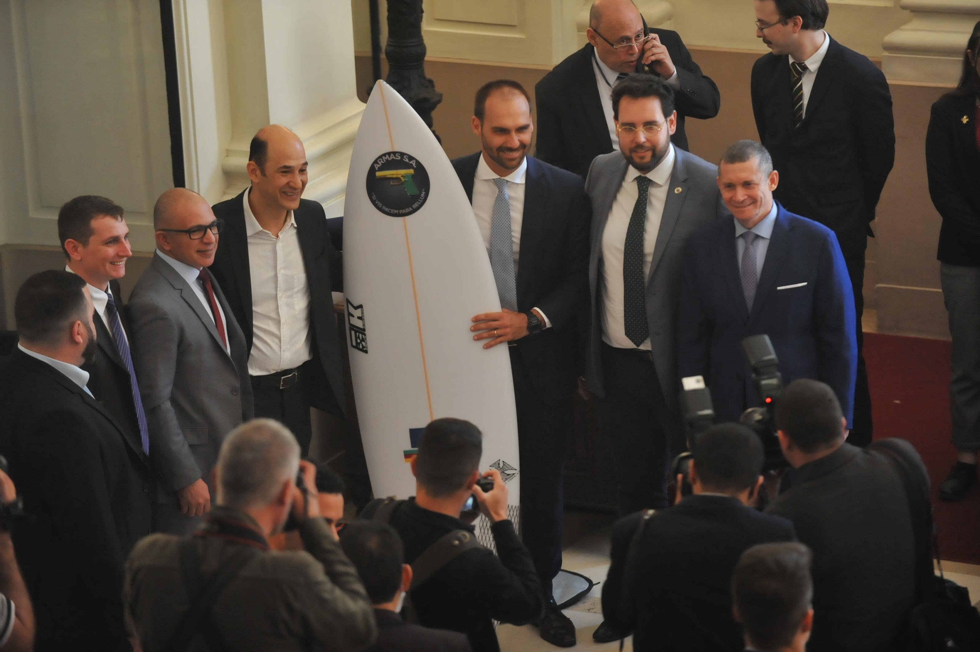 Filho do presidente, Eduardo Bolsonaro ganhou uma prancha de presente ao chegar no Pal&aacute;cio Piratini