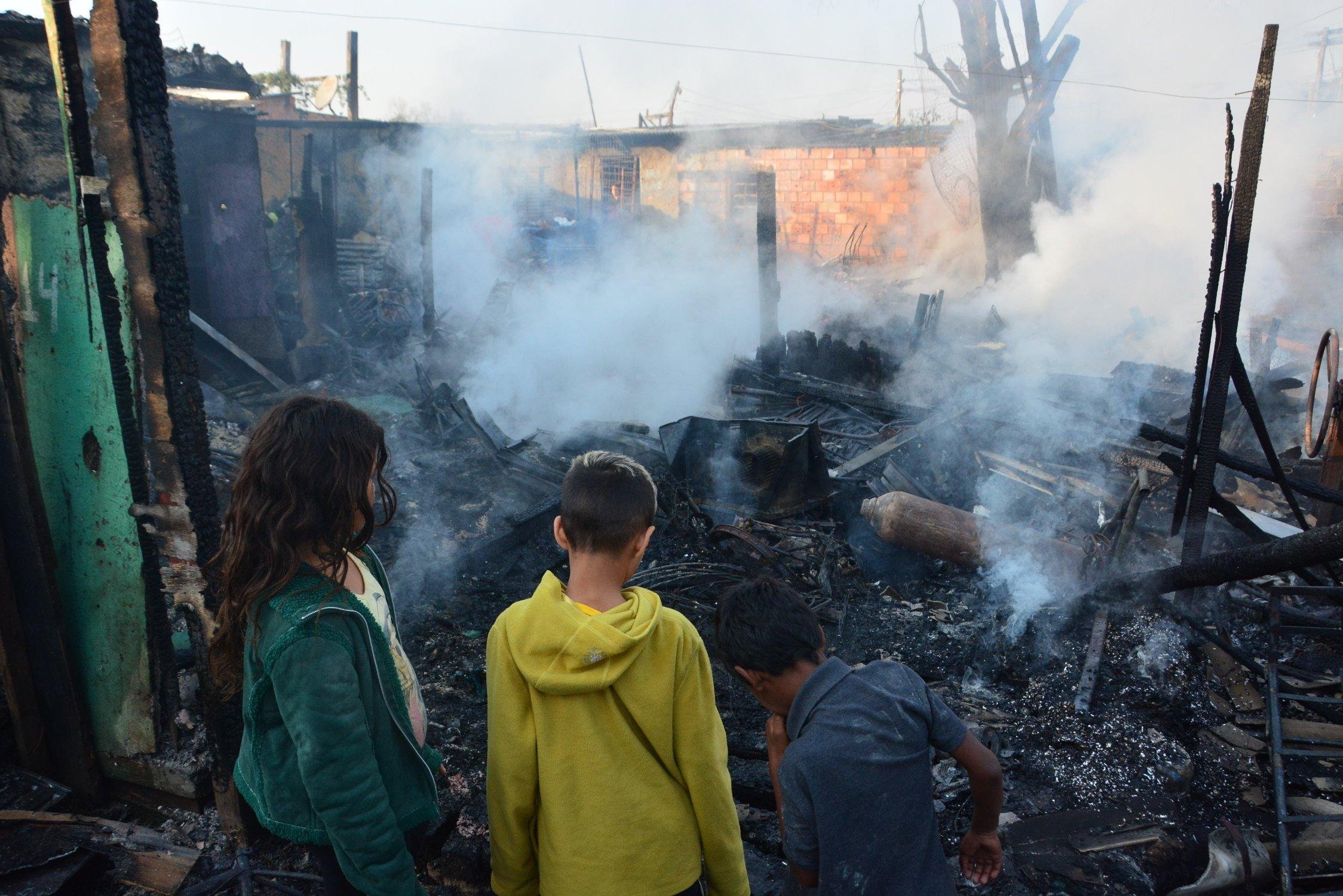 Pelo menos quatro resid&ecirc;ncias foram totalmente destru&iacute;das