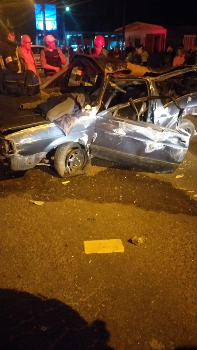 Carro capotou duas vezes e ficou completamente destru&iacute;do