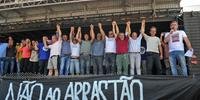 Manifestantes criticaram a tentativa do governo federal de revogar a lei para beneficiar a indústria pesqueira de Santa Catarina