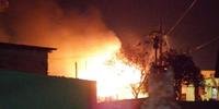 Incêndio tomou conta de casa na noite desse sábado em Uruguaiana