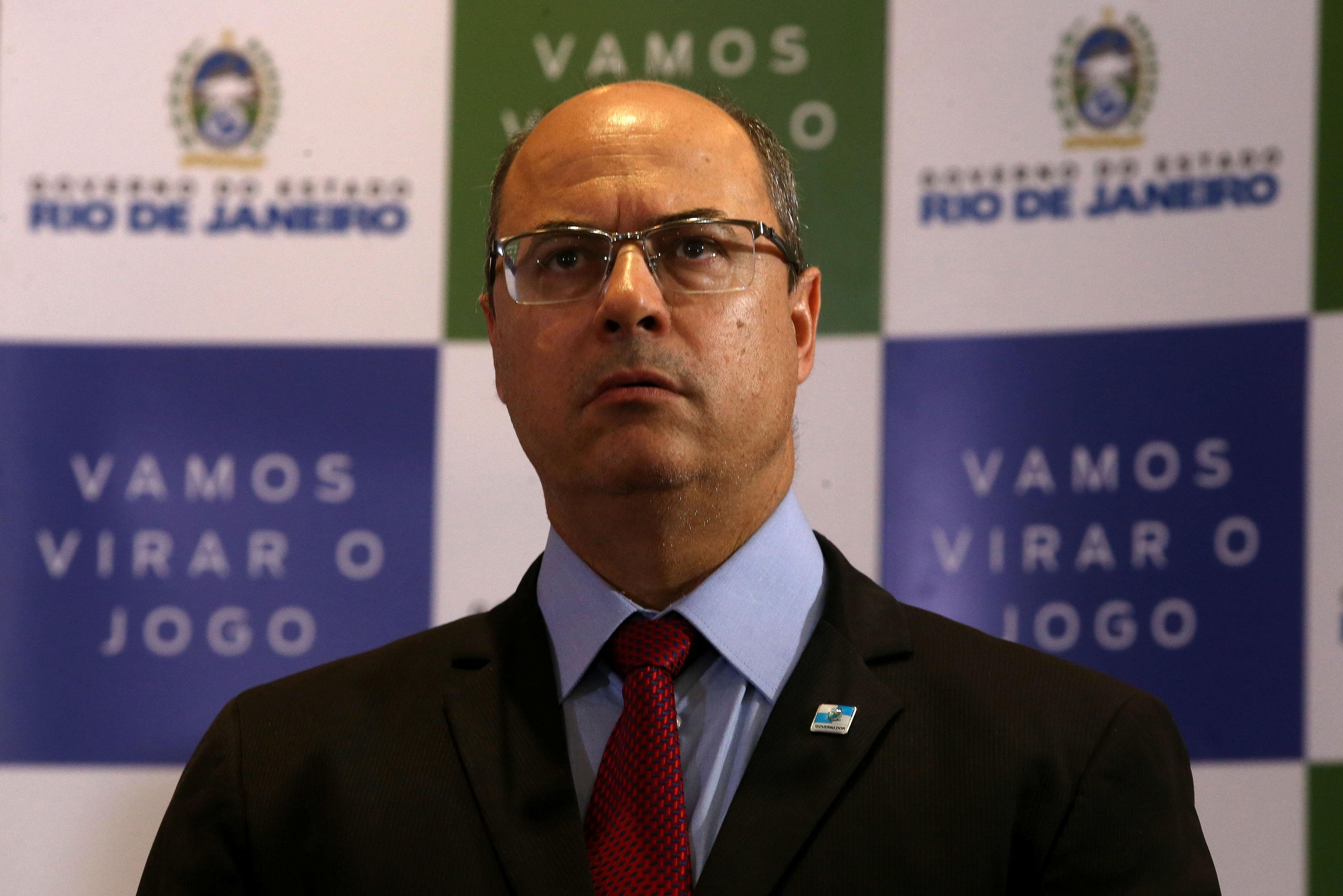 Coletivo ficou atravessado em rodovia federal e tr&acirc;nsito foi bloqueado no sentido da capital fluminense