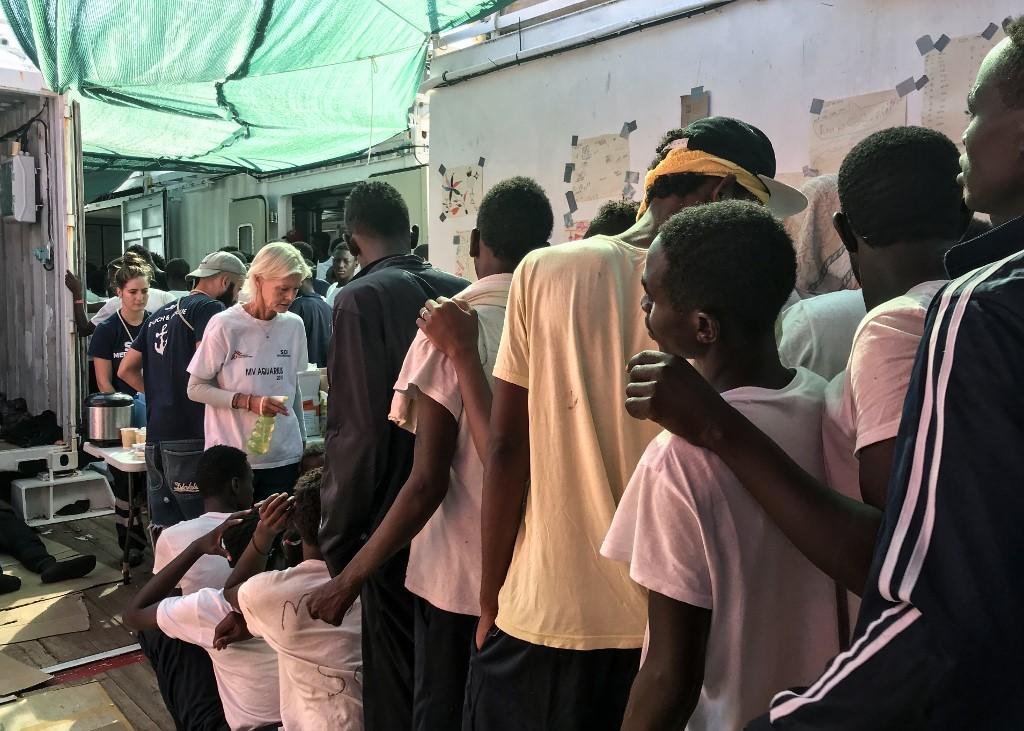 Imigrantes recebem atendimento e alimenta&ccedil;&atilde;o de volunt&aacute;rios da ONG M&eacute;dicos Sem Fronteiras