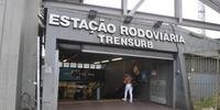 Cinco homens armados e encapuzados invadiram e assaltaram a Estação Rodoviária da Trensurb por volta das 4h, no fim da madrugada desta quarta-feira, no Centro de Porto Alegre.