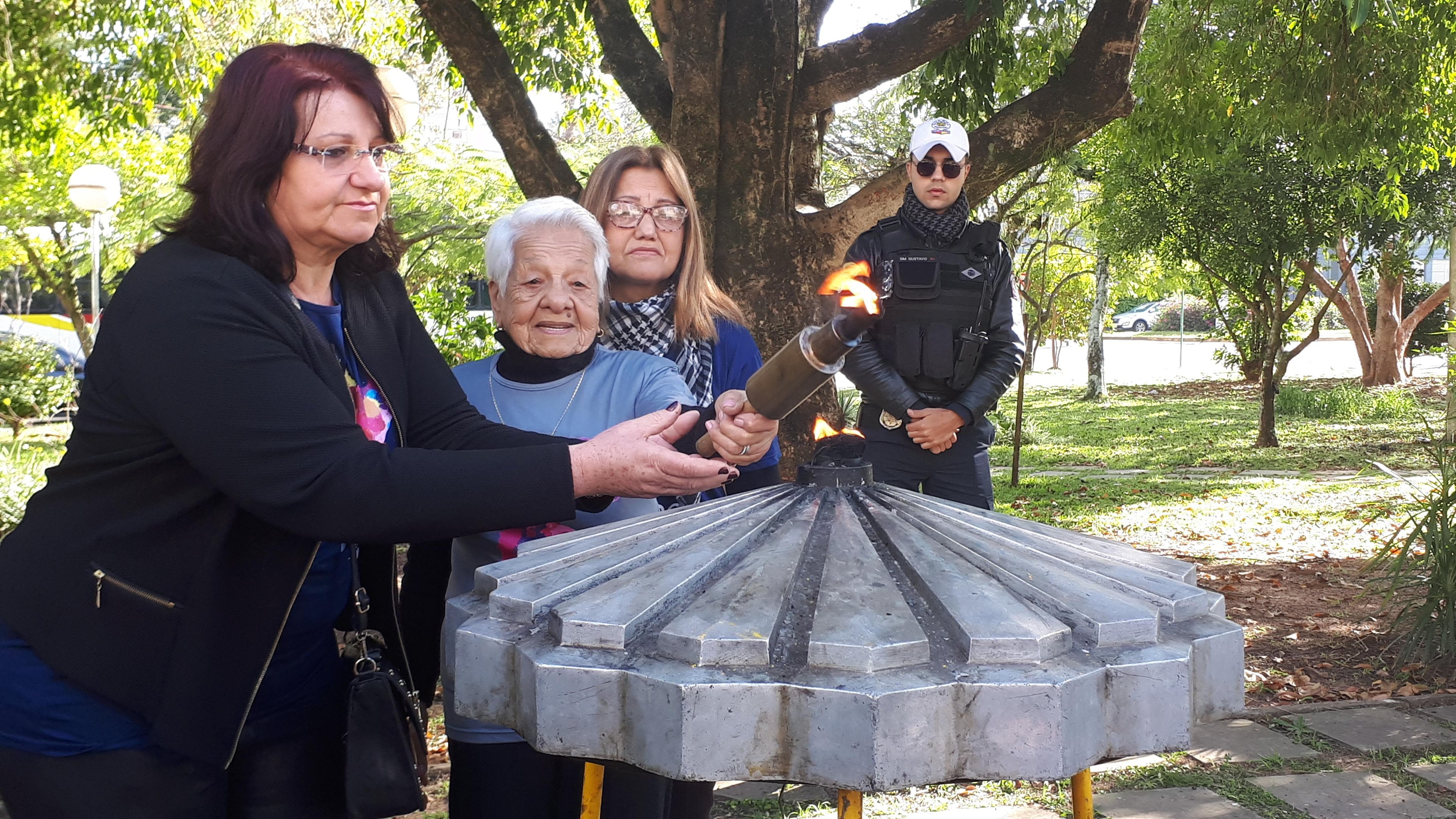 Iloza Prietsh, de 95 anos, recebeu a chama no munic&iacute;pio
