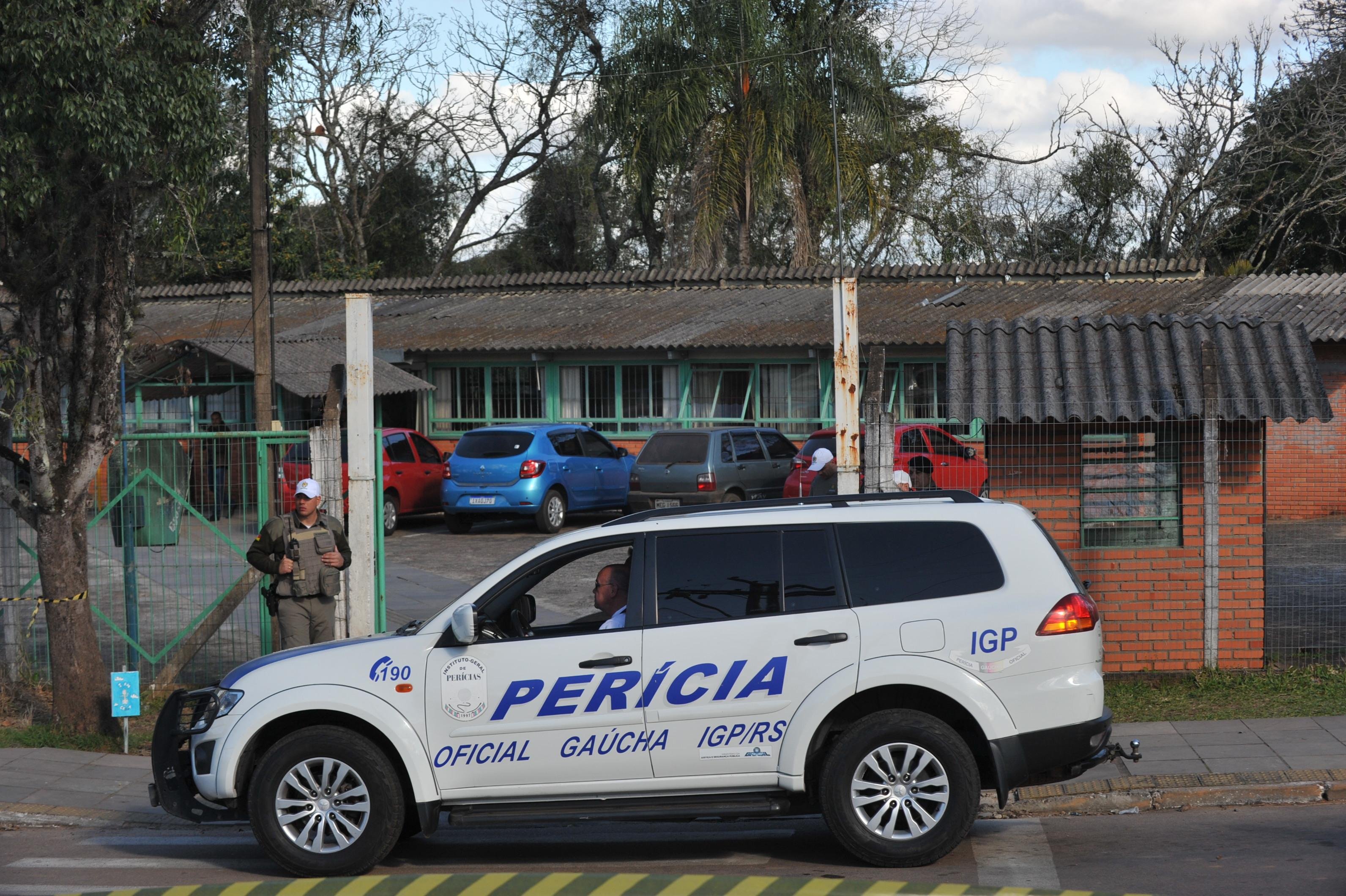 Tr&ecirc;s alunos e uma professora ficaram feridos