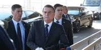 Presidente Jair Bolsonaro fala à imprensa no Palácio da Alvorada