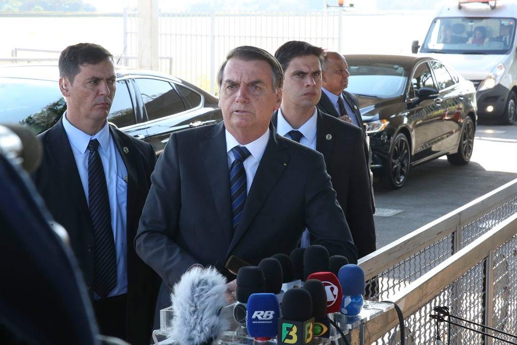 Presidente Jair Bolsonaro fala &agrave; imprensa no Pal&aacute;cio da Alvorada