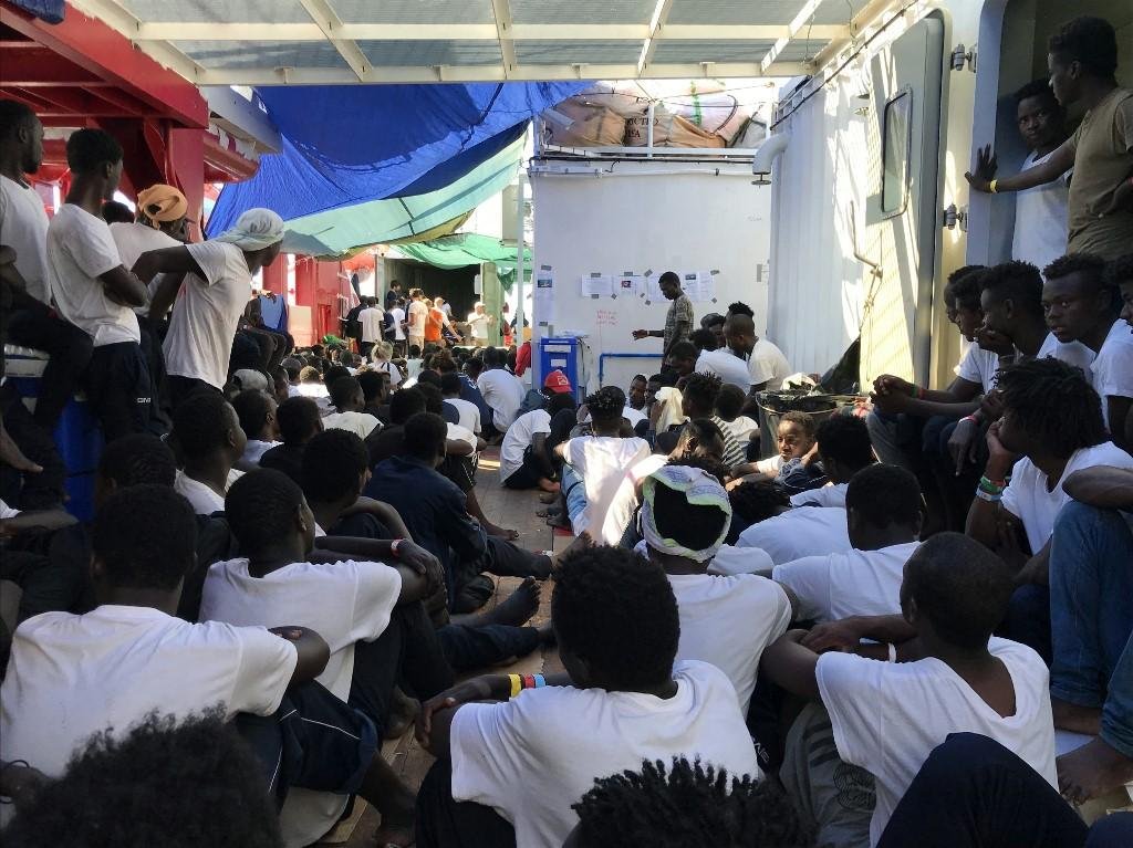 Imigrantes sendo atendidos por volunt&aacute;rios da ONG M&eacute;dicos Sem Fronteiras