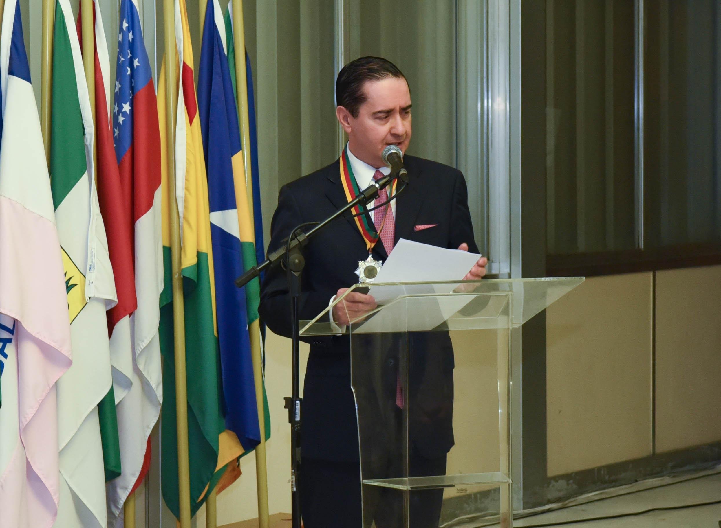 Desembargador Carlos Eduardo Thompson Flores Lenz recebeu a Medalha do M&eacute;rito Farroupilha