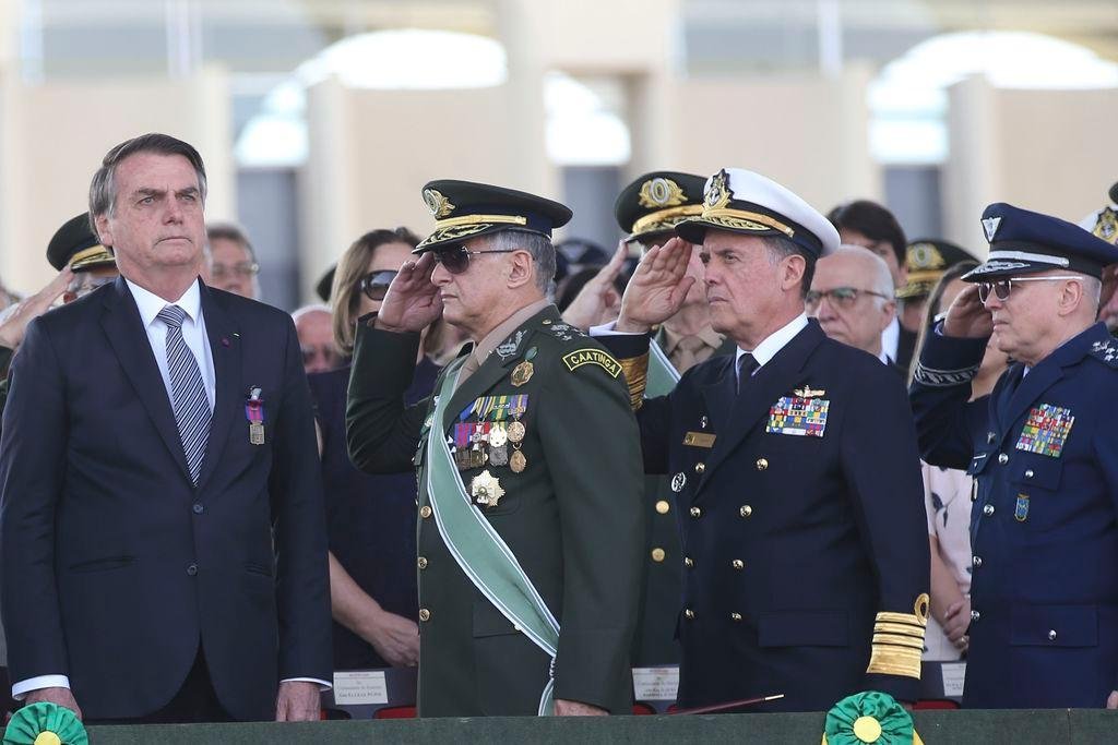 Mais cedo, o presidente Jair Bolsonaro j&aacute; havia afirmado que a "tend&ecirc;ncia" era que o governo acionasse tropas do Ex&eacute;rcito para auxiliar no combate aos inc&ecirc;ndios na regi&atilde;o amaz&ocirc;nica