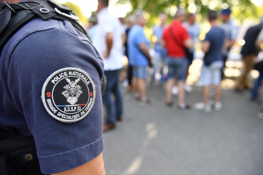 Quatro agentes ficaram feridos ap&oacute;s lan&ccedil;amento de foguete pirot&eacute;cnico