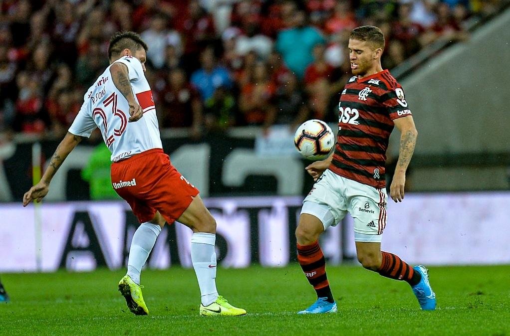 Volante esteve em campo na vit&oacute;ria do Flamengo por 2 a 0 sobre o Inter