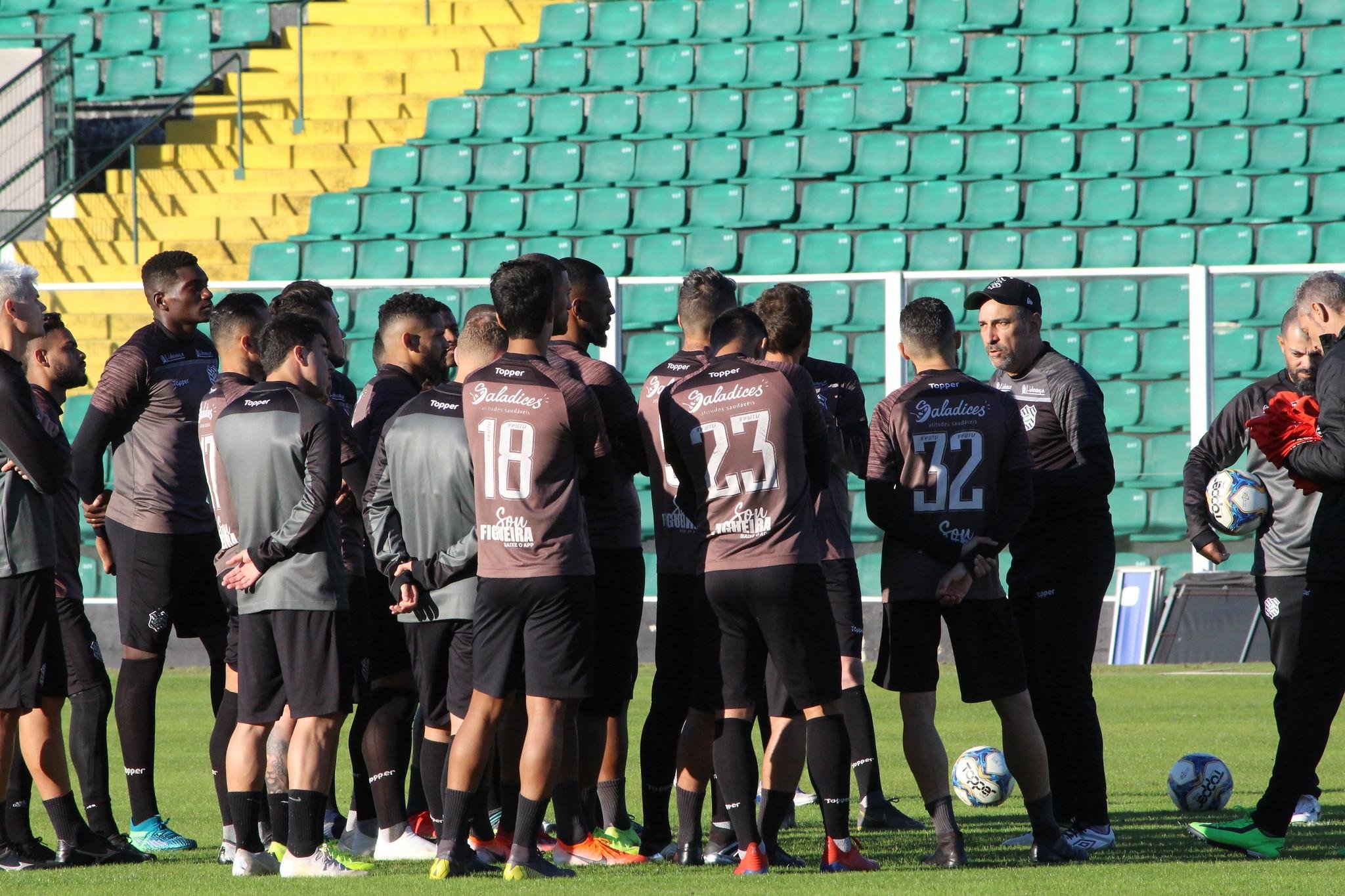 Jogadores n&atilde;o receberam os sal&aacute;rios de julho, estabelecidos na carteira de trabalho, e que, normalmente, s&atilde;o baixos, al&eacute;m dos direitos e imagens de tr&ecirc;s meses: maio, junho e julho