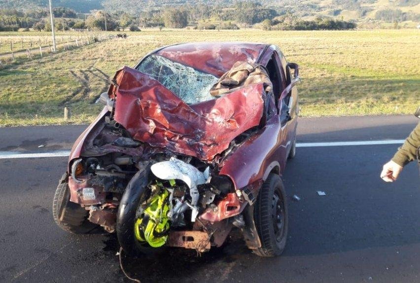 Depois da colis&atilde;o autom&oacute;vel ficou destru&iacute;do, motorista morreu no local