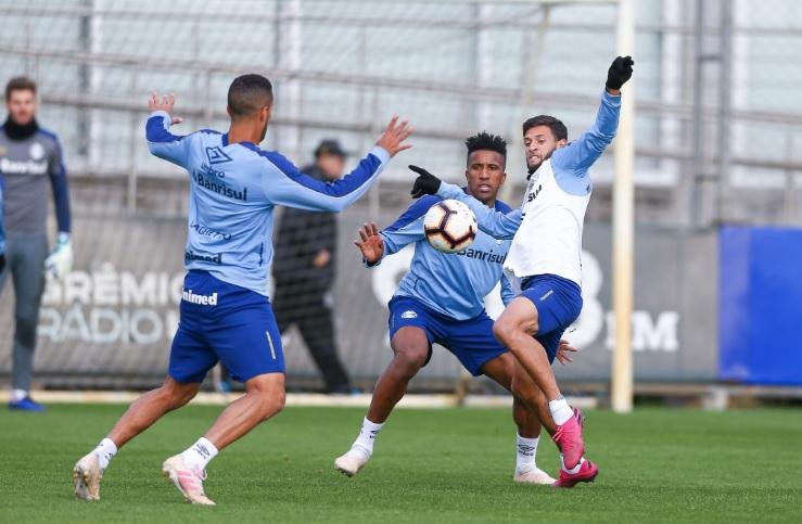 Cortez voltou a trabalhar com o grupo e deve estar em campo contra o Palmeiras