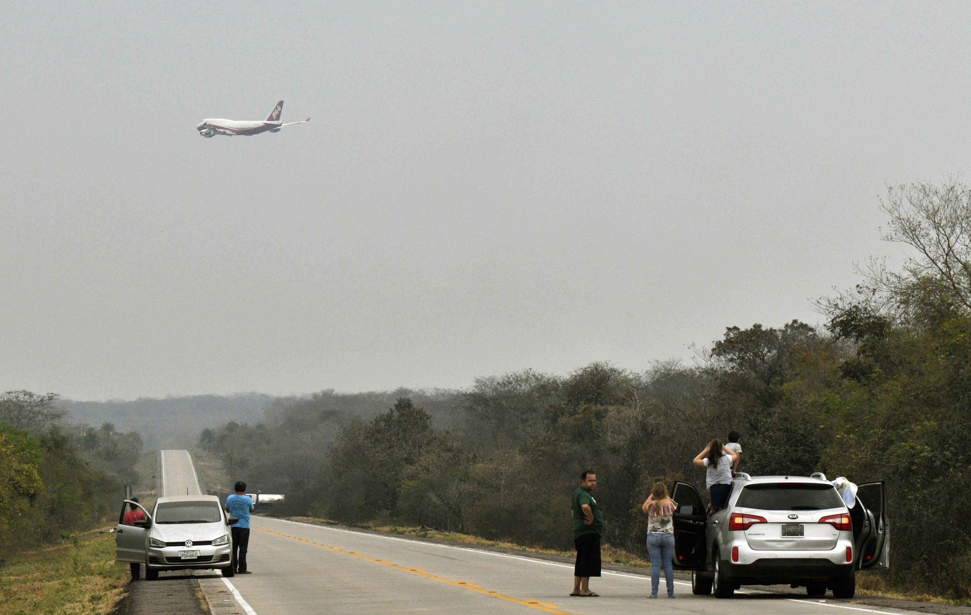 Contratado para conter os inc&ecirc;ndios que j&aacute; arrasaram cerca de 950.000 hectares na Bol&iacute;via, o avi&atilde;o-tanque SuperTanker concentra seus esfor&ccedil;os nessa segunda-feira em combater o fogo em Punta Man C&eacute;sped, no leste do pa&iacute;s, na fronteira com o Brasil e o Paraguai