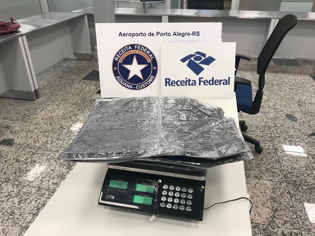Entorpecente foi encontrado no fundo da bagagem gra&ccedil;as a um c&atilde;o farejador