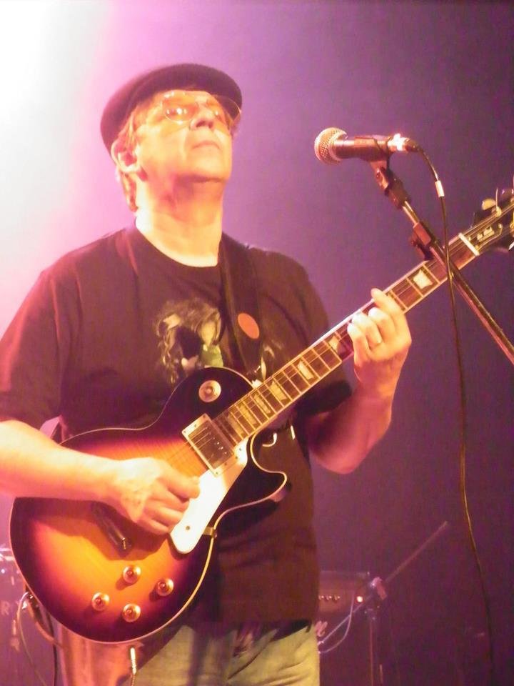 Antonio Oliveira &eacute; o vocalista e compositor da Piratas do Porto